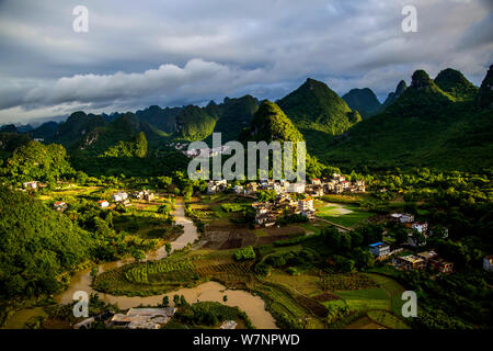 Vue aérienne d'un affluent de la rivière Lijiang (ou Li River) qui traverse un village dans le comté de Yangshuo, Gulin city, Chine du sud, le Guangxi Banque D'Images