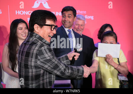 Hong Kong superstar kungfu et producteur de films, Jackie Chan, gauche, participe à une partie à l'occasion du vol inaugural de Hong Kong Airlines de Hong Kong à V Banque D'Images
