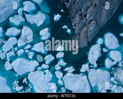 Image aérienne drone Icebergs Vue de dessus - le changement climatique et le réchauffement climatique. Les icebergs de la fonte des glaciers dans la région de icefjord Ilulissat, Groenland. Arctic Banque D'Images