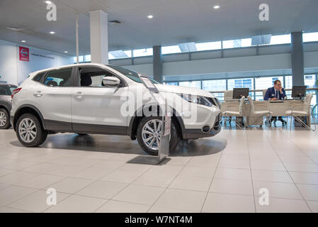 ST. PETERSBURG, RUSSIE - Juillet 09, 2019 : White nouveau Nissan Qashqai dans la voiture d'exposition de revendeur officiel Banque D'Images