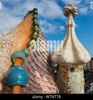 Vue du célèbre toit de la Casa Batlló conçu par Antoni Gaudi, Barcelone, Espagne montrant des écailles de dragon et cheminée Banque D'Images