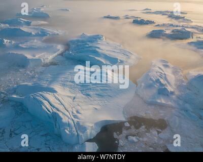 Image aérienne drone Icebergs Vue de dessus - le changement climatique et le réchauffement climatique. Les icebergs de la fonte des glaciers dans la région de icefjord Ilulissat, Groenland. Arctic Banque D'Images