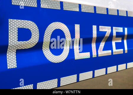 Polizei signe sur une voiture de police allemand Banque D'Images