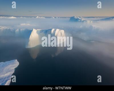 Image aérienne drone Icebergs Vue de dessus - le changement climatique et le réchauffement climatique. Les icebergs de la fonte des glaciers dans la région de icefjord Ilulissat, Groenland. Arctic Banque D'Images
