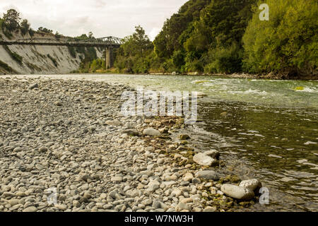 Faible niveau d'un courant rapide de la rivière peu profonde, Rangitikei River sur l'Île du Nord, en Nouvelle-Zélande Banque D'Images