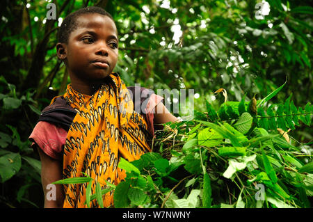 La fille locale bas des pentes du mont Kilimandjaro, Tanzanie Banque D'Images