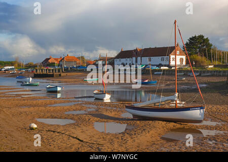 Bateaux et vue sur le village, Burnham Overy Staith, Norfolk, Novembre 2012 Banque D'Images