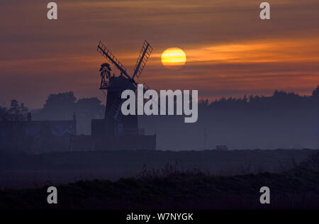 Le CLAJ Mill et Blakeney Church au coucher du soleil, Norfolk, Décembre 2006 Banque D'Images