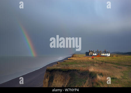 Cottages et le chemin côtier avec arc-en-ciel sur mer, Norfolk Weybourne, Novembre 2012 Banque D'Images