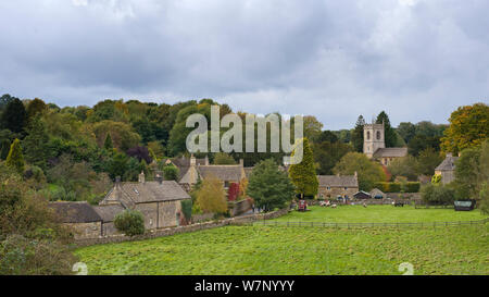 Vue du village Naunton, montrant l'église du village de Saint Andrew's, Cotswolds, Gloucestershire, Royaume-Uni, Octobre 2012 Banque D'Images