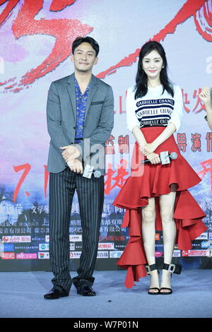 L'actrice chinoise Yang Mi, droite, et acteur taïwanais Chang Chen assister à une conférence de presse pour la première du film 'Confrérie des lames 2', également Banque D'Images