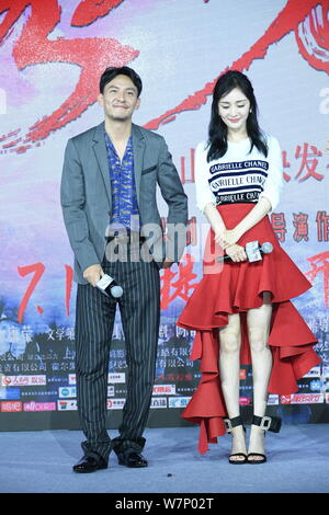 L'actrice chinoise Yang Mi, droite, et acteur taïwanais Chang Chen assister à une conférence de presse pour la première du film 'Confrérie des lames 2', également Banque D'Images