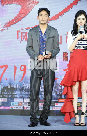 L'actrice chinoise Yang Mi, droite, et acteur taïwanais Chang Chen assister à une conférence de presse pour la première du film 'Confrérie des lames 2', également Banque D'Images