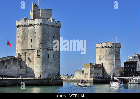 Les tours médiévales de la Tour de la chaîne et tour Saint-Nicolas dans le vieux port à La Rochelle, Charente-Maritime, France, septembre 2012 Banque D'Images