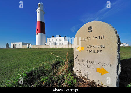 Portland Bill Lighthouse et pierre panneau pour la côte sur l'Île de Portland le long de la Côte Jurassique, Dorset, UK, Novembre 2012 Banque D'Images
