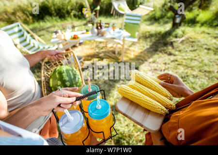 Les amis de la nourriture fraîche et des boissons, la préparation pour le pique-nique dans le jardin, close-up view Banque D'Images