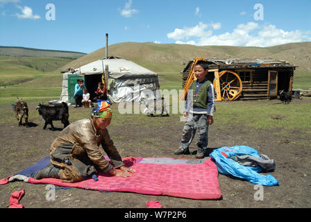 Transport d'un ger démonté par un camion dans le centre de la Mongolie Banque D'Images