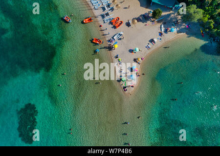 Drone aérien vue d'ensemble de la plage de Bella Vraka avec mer turquoise dans îles complexe à Sivota, Mer Ionienne, l'Épire, Grèce Banque D'Images