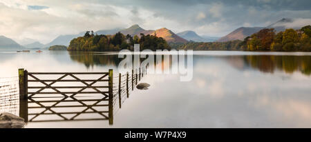 Vue panoramique de Derwent Water, clôture, portail et des inondations, à la montagne, à Catbells près de Keswick, Lake District, Cumbria, Royaume-Uni. Octobre 2012. Banque D'Images