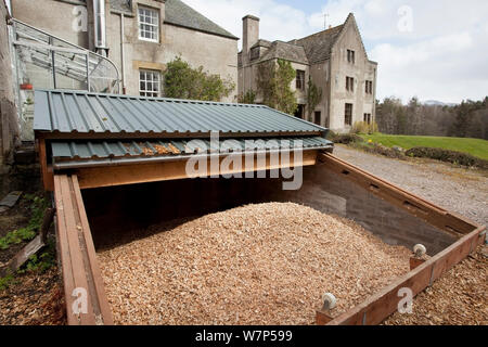 Copeaux de bois en magasin, utilisé comme combustible, Alvie estate, Écosse, Royaume-Uni, mai.. Banque D'Images