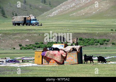 Transport d'un ger démonté par un camion dans le centre de la Mongolie Banque D'Images