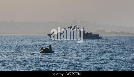 190801-N-NT795-501 SAN DIEGO (Août 1, 2019) marins affectés à l'Escadron fluviales côtières (CRS) 3, lancez l'attaque en caoutchouc de combat classique (CCRR) au cours des véhicules sous-marins UUV (opérations) avec l'unité mobile de destruction des engins explosifs, 1 dans le cadre de la formation offerte par l'unité fluviale côtière Group (CRG) 1 Unité de formation et d'évaluation. La Force est une rivière côtière marine base capacité qui fournit la sécurité, le port de port et de sécurité des biens de grande valeur, et l'opération de sécurité maritime dans les zones côtières et les eaux intérieures. Neutralisation de la Marine américaine est la plus importante force de combat pour eliminatin Banque D'Images