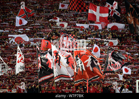 Les fans de football, agitent des drapeaux et crier des slogans pour manifester leur appui à la candidature du Japon Urawa Red Diamonds dans leur deuxième série de 16 match contre la Corée du Sud, Jeju Banque D'Images
