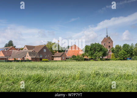 Vue sur un village typique de la Frise orientale, Groothusen, Krummoern, Basse-Saxe, Allemagne Banque D'Images