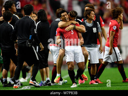 Tomoaki Makino du Japon de Urawa Red Diamonds célèbre avec ses coéquipiers après avoir battu la Corée du Sud, à Jeju United leur deuxième série de match 16 Banque D'Images