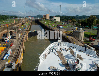 190804-N-FO574-1003 DU CANAL DE PANAMA (4 août 2019) Le navire-hôpital USNS Comfort (T-AH 20) passe à travers Miraflores lock pendant la traversée du Canal de Panama. Le confort est de travailler avec les partenaires gouvernementaux et de la santé en Amérique centrale, Amérique du Sud, et les Caraïbes pour fournir des soins sur le navire et dans les sites médicaux, aide à relâcher la pression sur les systèmes médicaux mis à rude épreuve par l'augmentation de migrants vénézuélien. (U.S. Photo par marine Spécialiste de la communication de masse Seaman Jordan R. Bair) Banque D'Images