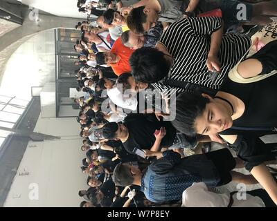 Les clients en file d'en face d'une boutique de Louis Vuitton (LV) vente de nouveaux x Louis Vuitton collection Suprême à Beijing, Chine, 30 juin 2017. Supr Banque D'Images