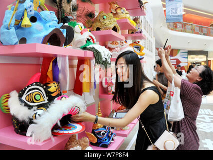 Les visiteurs regarder têtes de lions d'effectuer dragon et danse du lion sur l'affichage pour marquer le 20e anniversaire de la déclaration de Hong Kong à la patrie à th Banque D'Images