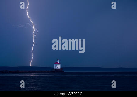 Orage au lever du soleil, au Wisconsin Point Lighthouse sur le lac Supérieur, près de la ville de Supérieur. Le Wisconsin, USA, Août 2011 Banque D'Images