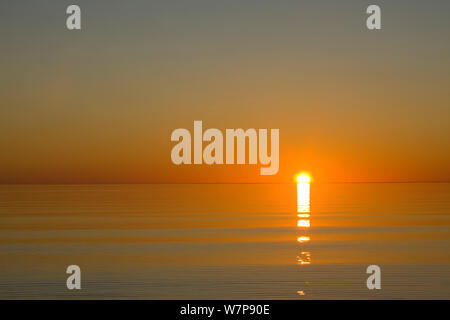 Lever du soleil sur le lac Supérieur au Wisconsin Point près de la chambre de towm. Le Wisconsin, USA, Août Banque D'Images