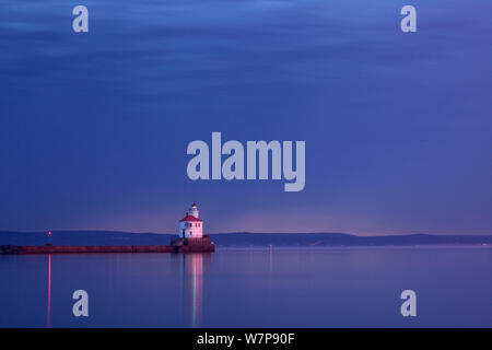 Avant l'aube au crépuscule au Wisconsin Point Lighthouse sur le lac Supérieur, près de la ville de Supérieur. Le Wisconsin, USA, Août 2011 Banque D'Images