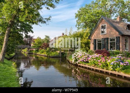 Le village pittoresque de Giethoorn, Pays-Bas Banque D'Images