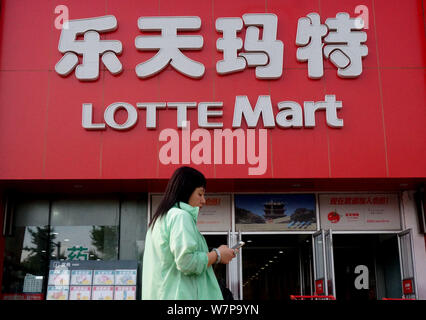 --FILE--un piéton passe devant un groupe de Lotte Lotte Mart à Shenyang city, Liaoning Province du nord-est de la Chine, 30 mai 2017. Lotte Mart, le reta Banque D'Images