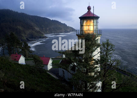 Avec la lumière sur le phare de Heceta Head, à l'Oregon, USA, Juin 2011 Banque D'Images