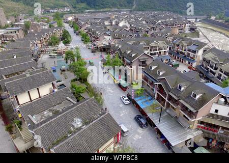 Vue aérienne de maisons le long de la rivière Minjiang reconstruit dans le comté de Wenchuan touchés par le séisme du Sichuan le 12 mai à Aba tibétain et Qiang Auton Banque D'Images