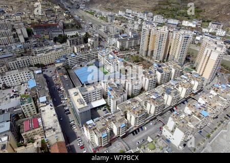 Vue aérienne de maisons le long de la rivière Minjiang reconstruit dans le comté de Wenchuan touchés par le séisme du Sichuan le 12 mai à Aba tibétain et Qiang Auton Banque D'Images