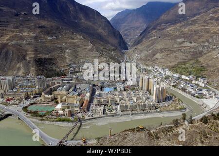 Vue aérienne de maisons le long de la rivière Minjiang reconstruit dans le comté de Wenchuan touchés par le séisme du Sichuan le 12 mai à Aba tibétain et Qiang Auton Banque D'Images