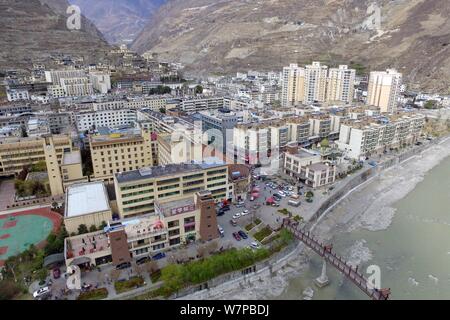 Vue aérienne de maisons le long de la rivière Minjiang reconstruit dans le comté de Wenchuan touchés par le séisme du Sichuan le 12 mai à Aba tibétain et Qiang Auton Banque D'Images