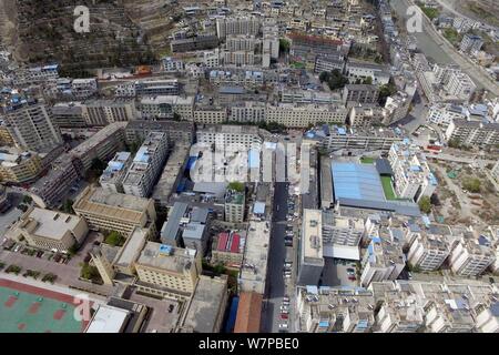 Vue aérienne de maisons le long de la rivière Minjiang reconstruit dans le comté de Wenchuan touchés par le séisme du Sichuan le 12 mai à Aba tibétain et Qiang Auton Banque D'Images