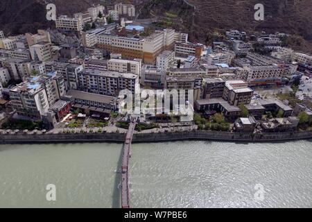 Vue aérienne de maisons le long de la rivière Minjiang reconstruit dans le comté de Wenchuan touchés par le séisme du Sichuan le 12 mai à Aba tibétain et Qiang Auton Banque D'Images