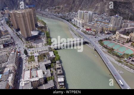 Vue aérienne de maisons le long de la rivière Minjiang reconstruit dans le comté de Wenchuan touchés par le séisme du Sichuan le 12 mai à Aba tibétain et Qiang Auton Banque D'Images