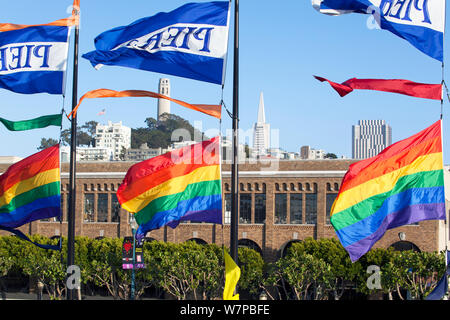 Gay Pride drapeau arc-en-ciel volant dans le vent sur le Castro, San Francisco, Californie, USA, Juin 2011 Banque D'Images