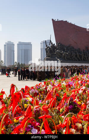 La troupe artistique Mansudae Grand Monument illustrant la lutte révolutionnaire japonais "anti" et "la révolution socialiste et la construction' troupe artistique Mansudae Assembly Hall sur la Colline Mansu, Pyongyang, République populaire démocratique de Corée (RPDC) Corée du Nord Avril 2012 Banque D'Images