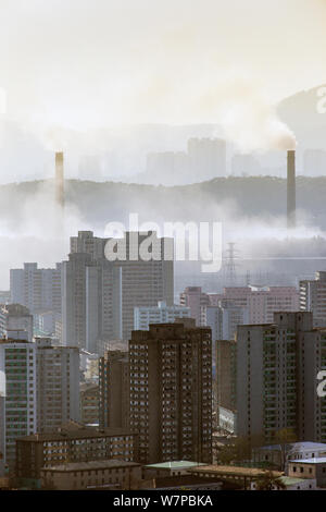 Sur les toits de la ville et de la pollution causée par les centrales électriques à charbon, Pyongyang, République populaire démocratique de Corée (RPDC), la Corée du Nord, 2012 Banque D'Images