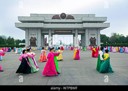 Danse avec la masse des femmes en costume traditionnel coloré, Pyongyang, République populaire démocratique de Corée (RPDC), la Corée du Nord, 2012 Banque D'Images