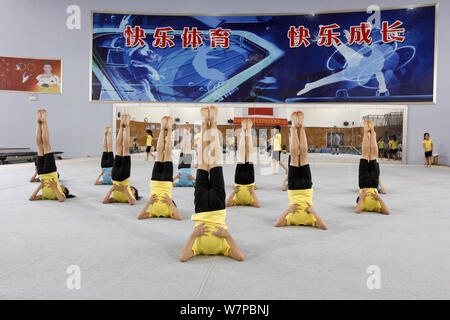 Les jeunes filles chinoises plier leur corps à la gymnastique à la pratique de la gymnastique et un centre de formation de plongée à Nanchang city, à l'est du Sichuan en Chine provinc Banque D'Images
